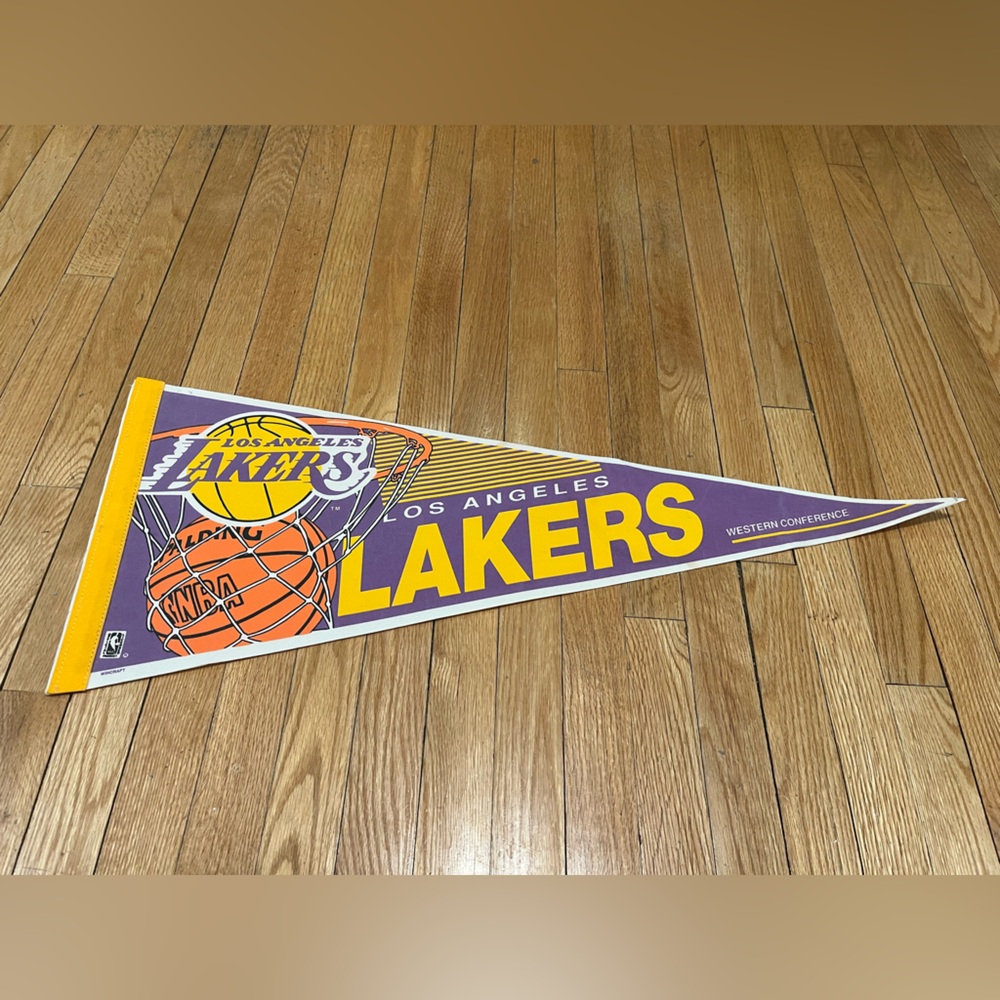 Vintage NBA Los Angeles Lakers felt Pennant - Picture 2 of 4